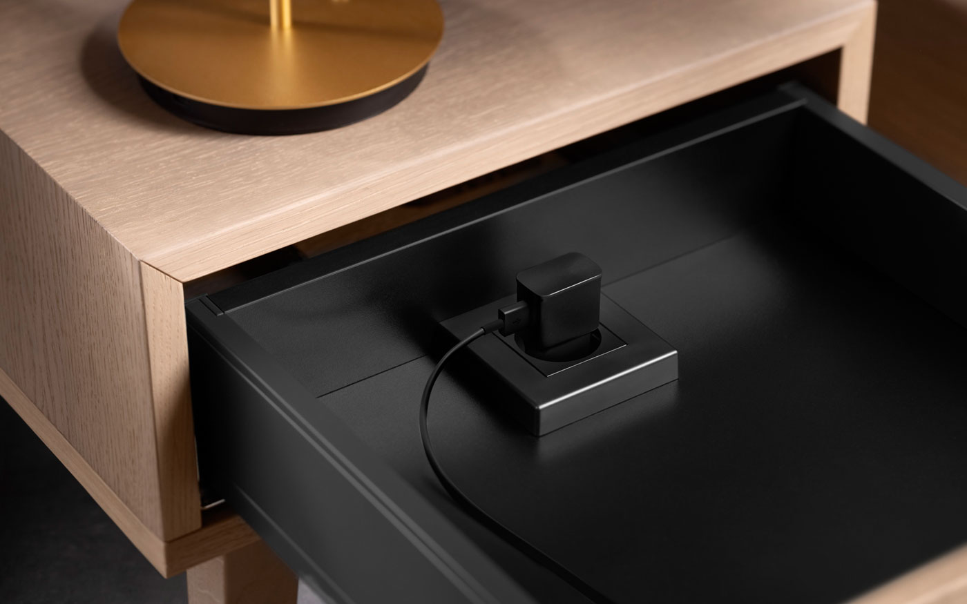 Blum AMPEROS AC crna utičnica u LEGRABOX ladici