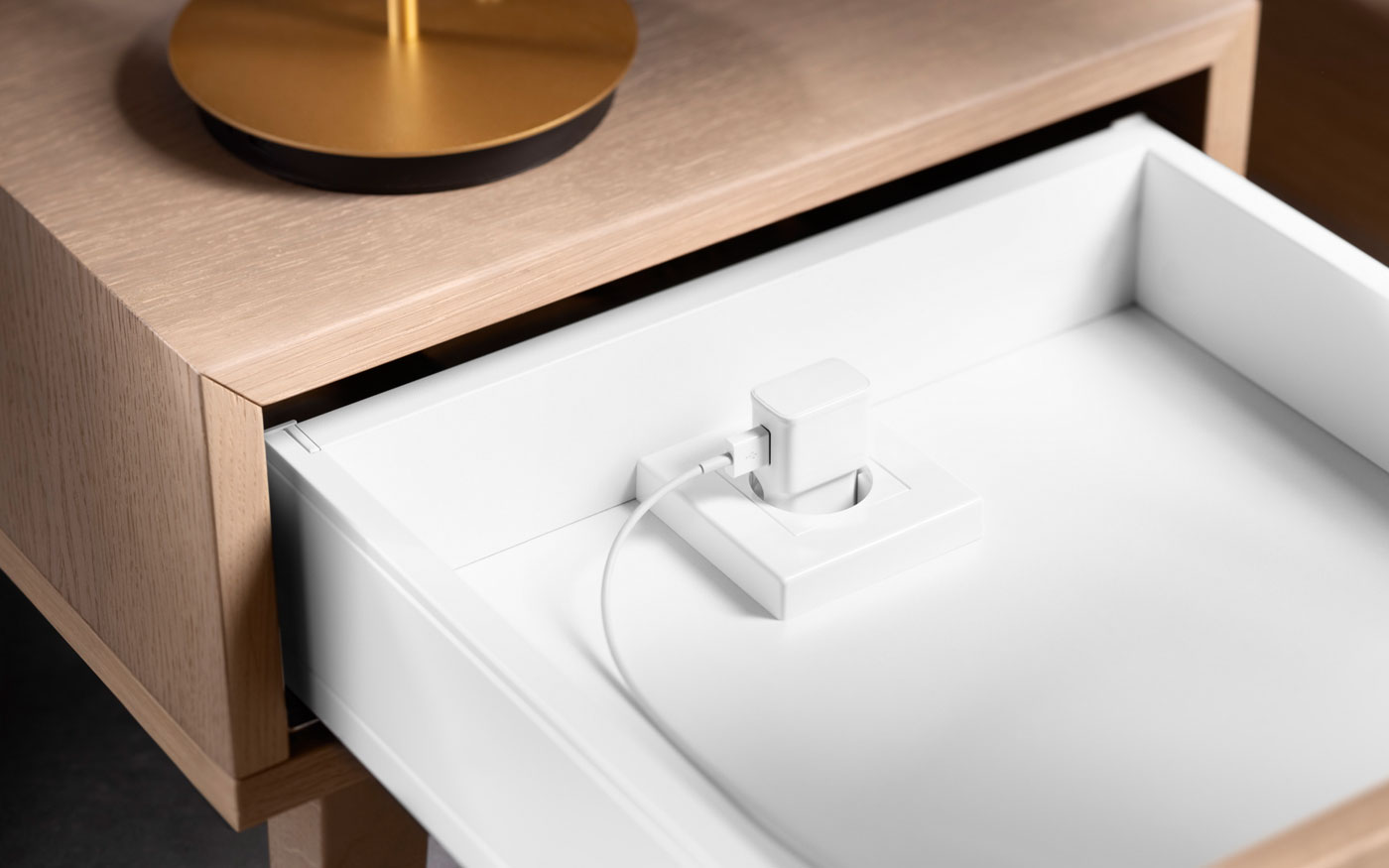 Blum AMPEROS AC bijela utičnica u LEGRABOX ladici